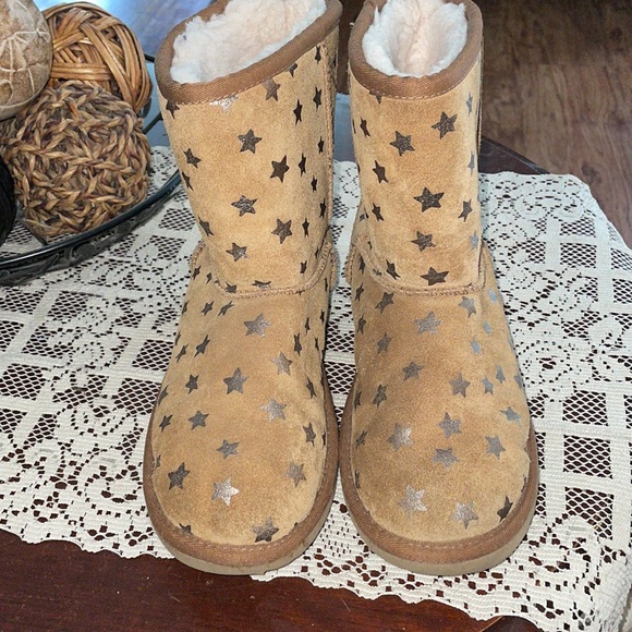 UGG Unisex-Child Classic Short Ii Stars Boots size 4 hardly worn. - Picture 3 of 5